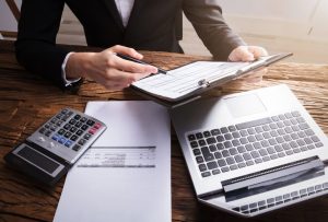 El SAT detecta 339,000 mpd en facturas falsas.